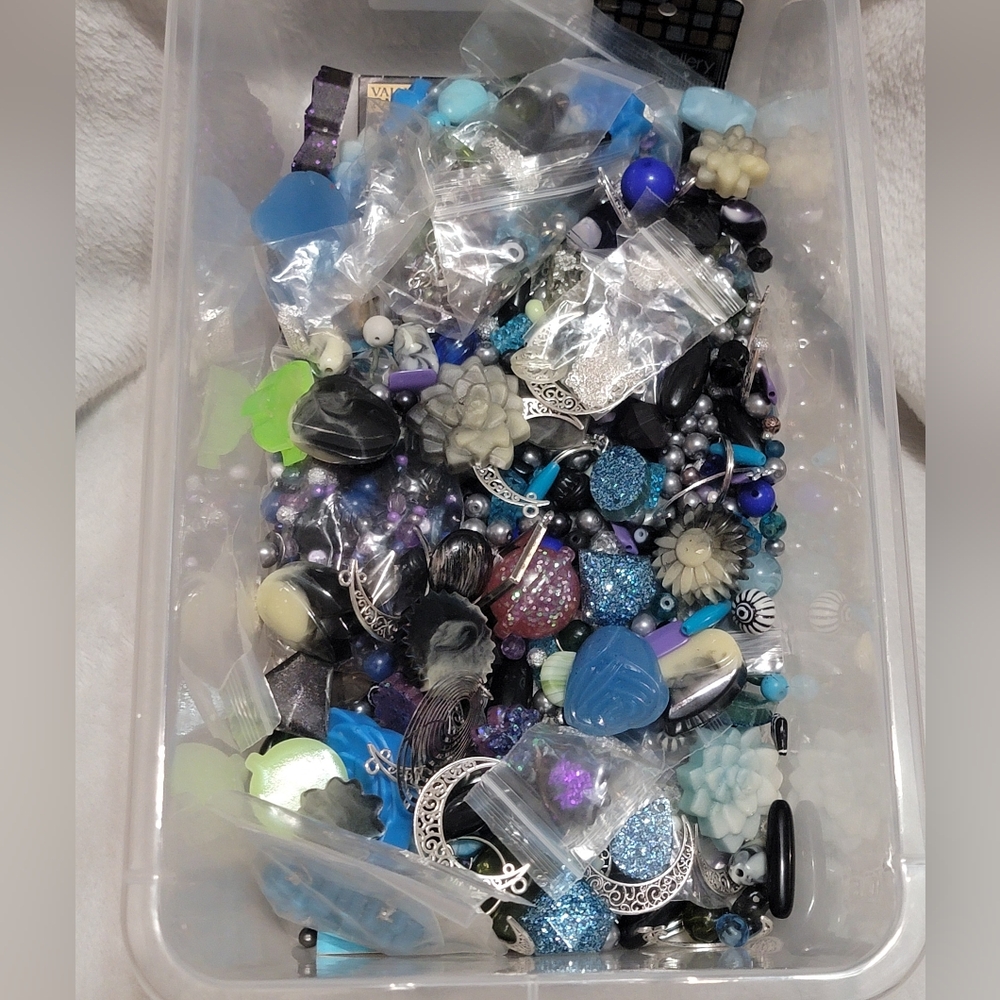 Jewelry Making Mix By The Scoop: Space Roses Mix